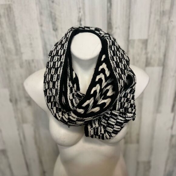 Calvin Klein Black White Chunky Knit Infinity Scarf – Reversible Pattern – Soft - Picture 1 of 6